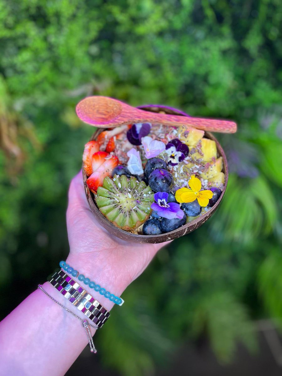 It’s Sunday! The sun is shining! And we are open 9am - 4pm 🍎🍌🍉🥕🍐🍊