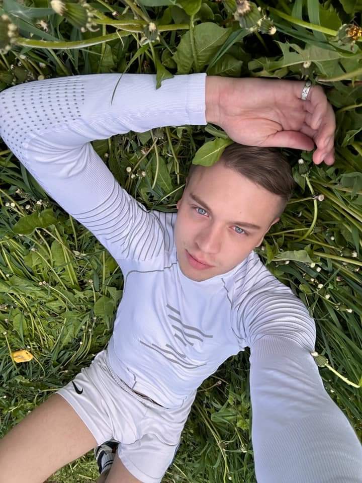 Look if I'm handsome, don't pay attention below