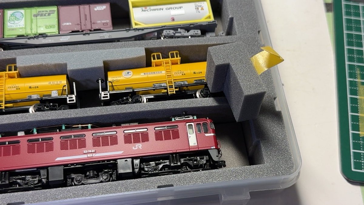 Flanker___'s tweet image. さみしいきゅうしゅうかもつれっしゃセット

ED76のナンバーとタキ5450の手すりがハゲちゃうの予防に、当たる部分の底上げ中敷きをカット。
あとは動かないようにタキとED76にはスペーサーを。

鉄道模型を気軽に持ち出そう。
@MiniunitStrage の #Nshell で。