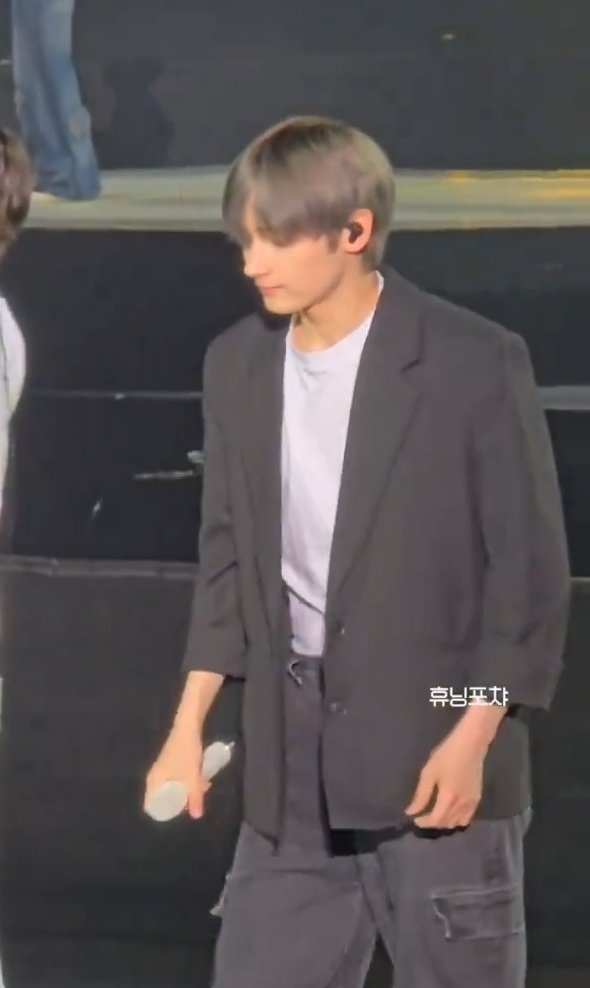 Huening Kai looks so fine eve with a basic white tee, coat and a cargo pants MY GOD