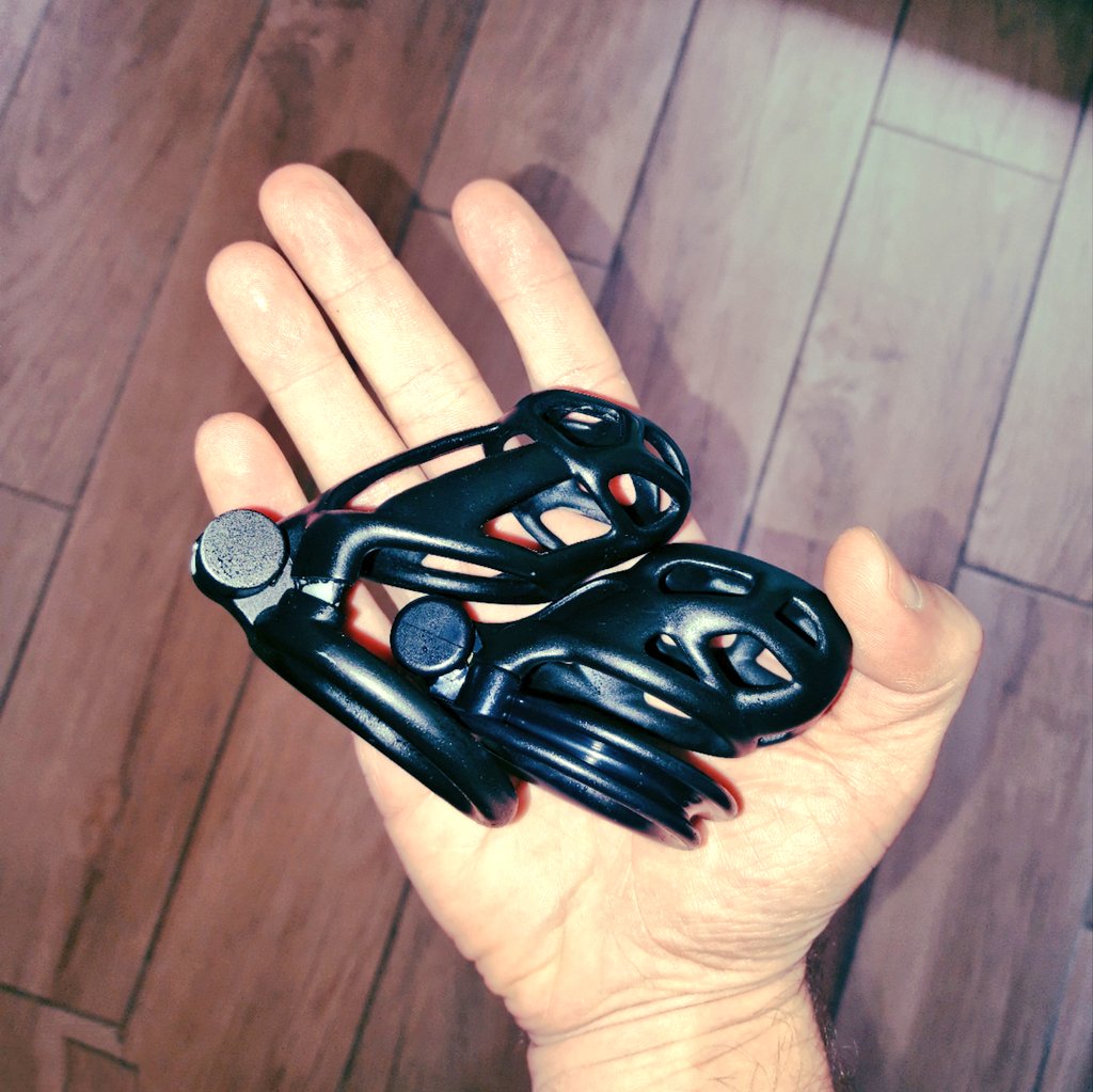 RopeGinger's tweet photo. 🔐Encagé jour 6
J'ai reçu une nouvelle cage. 2cm plus petite que ma précédente.
J'espère qu'elle plaira à @MmhOui.
Et à vous, elle vous plaît?
#Hsoumis #ChastetéMasculine #Encagé https://t.co/bfHlpspDTe