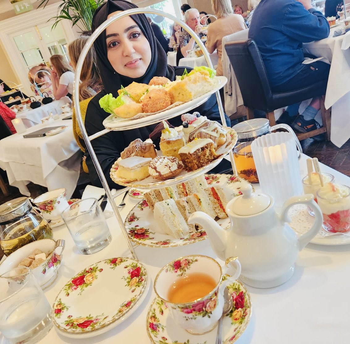 Hope everyone is having a restful #bankholiday weekend 🤗 It was nice to get away from #lifeadmin and #chores for a cheeky afternoon tea 😋☕️🫖🍰🧁🥪

#break #treat #family #foodforthesoul