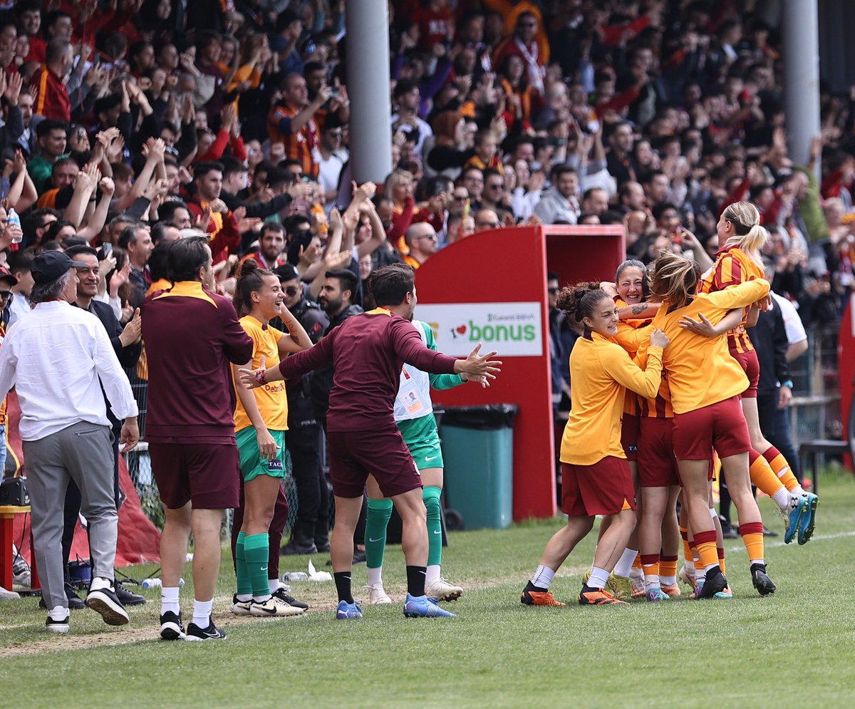 Eda’nın golü sonrası bizim takım! 💛❤️