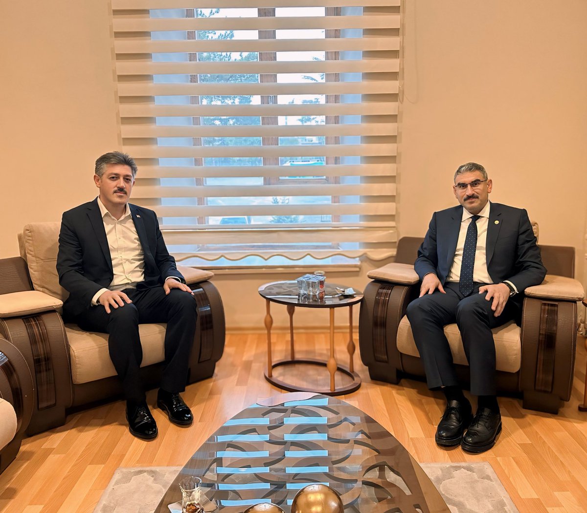 Adana Valiliği Yatırım İzleme ve Koordinasyon Başkanlığı (YİKOB) Müdürü, hemşehrimiz Sn. Mahmut Kıraç Bey ile bir araya gelerek sohbet ettik.

Hoş sohbetlerinden dolayı Müdürümüze teşekkür ederim.