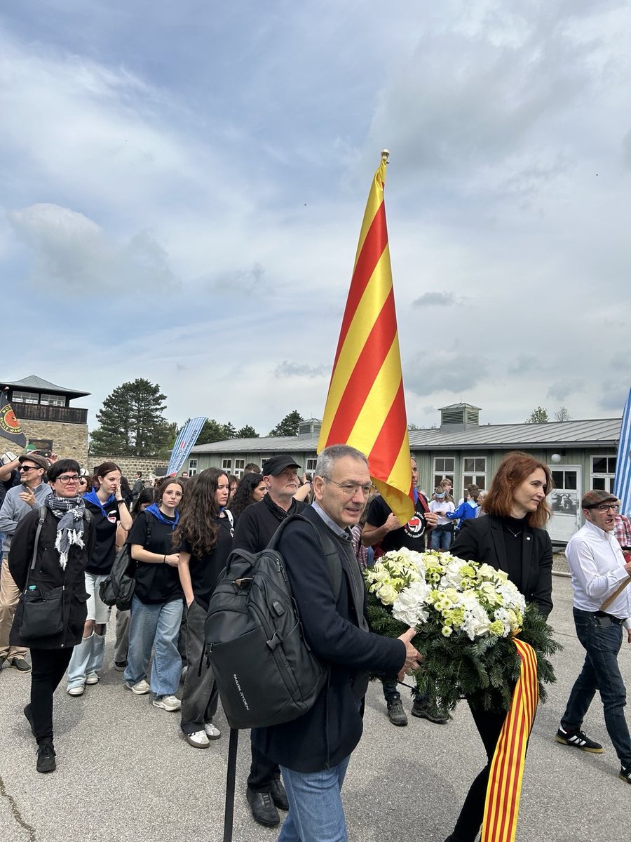 Les commemoracions a #Mauthausen es clouen amb l'ofrena de flors de les delegacions nacionals amb autoritats i participants d'arreu del món reunides avui aquí al Memorial. La Delegada @KommunikaCat lliura l'ofrena catalana en nom del @govern @gencat #WeRemember #MemòriaHistòrica