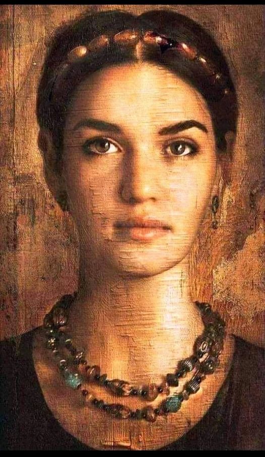 Fayoum portreleri arasında 2000 yılı aşkın bir süre öncesine ait Mısırlı bir kadının boyalı portresi.

Çizimin kalitesi neredeyse günümüzün en son teknolojileriyle karşılaştırılabilecek düzeyde ve portre, zamanın atmosferini 2000 yıldır koruyarak bugüne ulaştı..