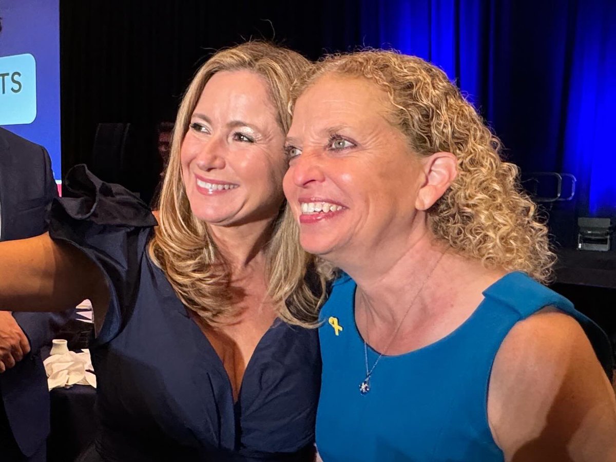 We all felt the JOEMENTUM at @FlaDems #LeadBlue24. @JoeBiden, @KamalaHarris & Democrats will protect reproductive rights and rid Florida of its Trump-DeSantis abortion ban and keep cutting inflation and investing in clean energy. With Chair @NikkiFried we’ll take back Florida!