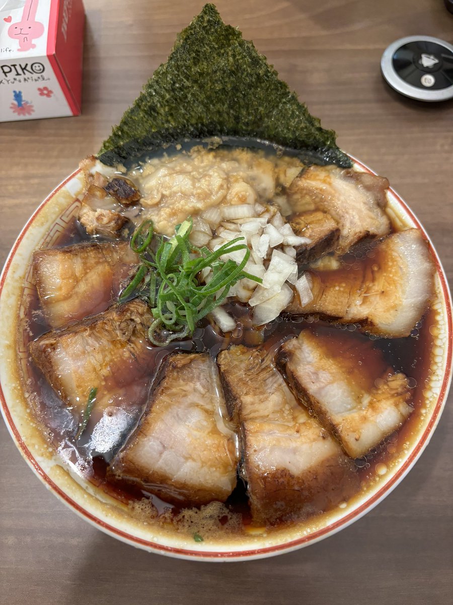 Wチャーシュー麺乾麺変更+ライス大+スキヤキ

同僚の車に乗せられ朝イチからこちらへ☺️
チャーシューがたまらなく美味い🤤
出来ることなら更にチャーシュー増しで食べたかった😏
乾麺も美味しかったけど個人的には生麺の方が好み😅
次はチャーハンも食べてみたい🥹
ご馳走様でした🙇

 #濃麺や39名