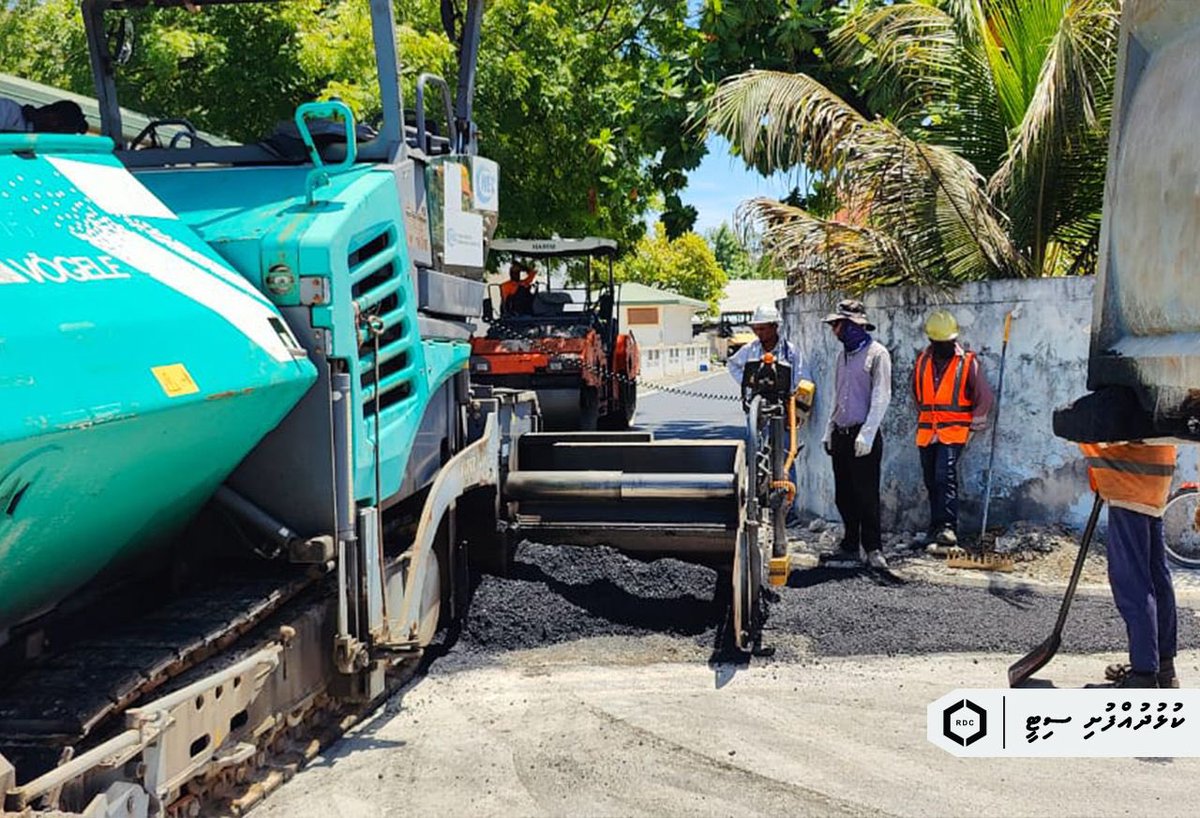 rdcmaldives's tweet photo. ކުޅުދުއްފުށި ސިޓީގައި ހަދަމުން އަންނަ މަގުތަކުގެ ތެރެއިން ރޯޝަނީ މަގާއި އުޖާލާ ގޯޅީ��ައި ތާރު އެޅުމުގެ މަސައްކަތާއި ދަނޑުމަގުގައި ކީވޯލް ޖެހުމުގެ މަސައްކަތް އަންނަނީ ކުރަމުން.

#TeamRDC https://t.co/ynglBtfw4b