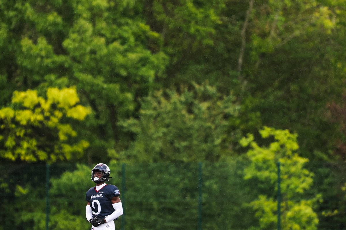 🇫🇷 « La force d’une équipe est en chacun de ses membres, la force de chaque membre est dans l’équipe. » 1. Snap Offense / Defense. 2. Zach Edwards sort de la poche 👀 3. Austin Mitchell 🏎️ 4.Chandler Jones 📸: @MaxJS7