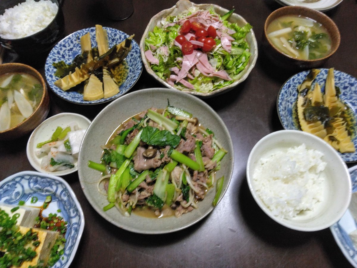 さぁ息子達。しっかり食べておくれー😋😋ｶｧﾁｬﾝはビール吞みたいからプチ家出🏃💨明日ようやく休み～お疲れ様🍺
#湘南　#鵠沼海岸　#晩ごはん