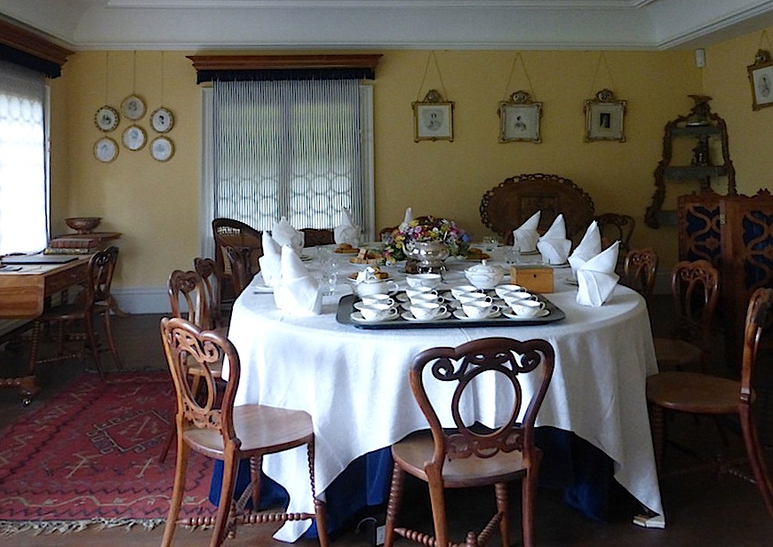 #OTD 1853, Queen Victoria and family (7 children now!) went to lay the foundation stone of the Swiss Cottage in the children's garden at @EHOsborneHouse on the Isle of Wight. It was for the children—here's the teatable later, all laid out in readiness! victorianweb.org/history/victor…