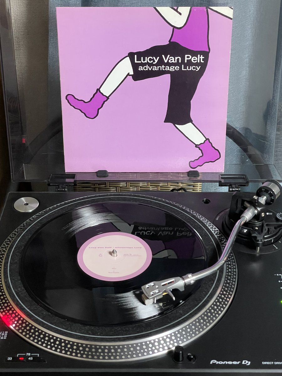 5月5日は #自転車の日 

Lucy Van Peltの『advantage Lucy』に収録の｢Red bicycle｣はイントロのジャングリーなギターとハーモニカかだけでワクワクしてしまいます。

ライヴでも定番で盛り上がるLucy初期の名曲♪

#LucyVanPelt #advantageLucy
#GuitarPop #ネオアコ