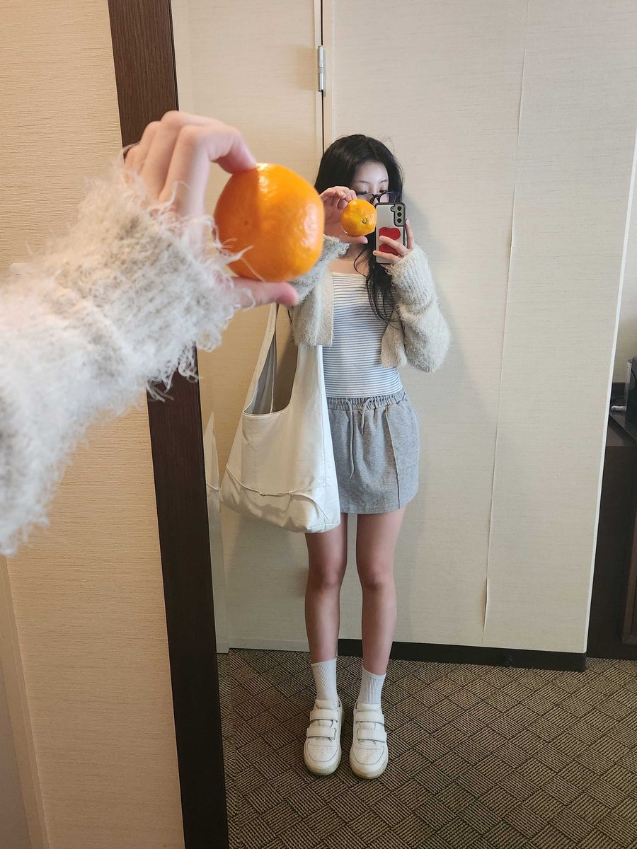 ILLIT_twt's tweet image. 안녕하세요 원희에요💗​
처음으로 일본에 가서 일본에 계신 팬분들도 만나뵙고
처음으로 큰 공연장에서 저희 무대를 보여드릴수 있어서 
감회가 새로웠던 나날들 이었던 것 같아요.
팬분들 덕분에 더 즐겁게 무대할 수 있었어요!
응원해 주셔서 감사합니다💓​
KCON때 또 봐요~!…