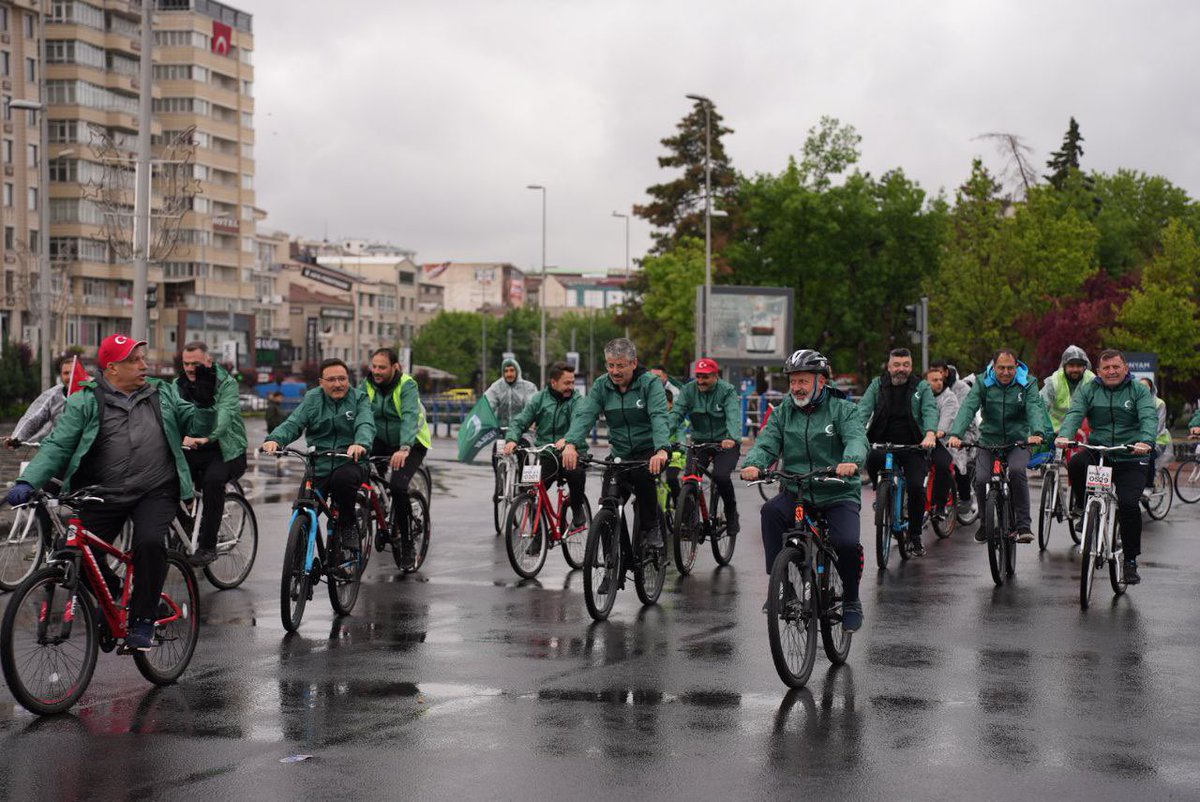 Valimiz Sn Gökmen Çiçek, Kayseri Mv. Ayşe Böhürler, Şaban Çopuroğlu, Büyükşehir Belediyesi Başkanı Memduh Büyükkılıç, İl Millî Eğitim Müdürümüz Bahameddin Karaköse, Yeşilay Şube Başkanı Mehmet Çifçi, İl Protokolü ve vatandaşların katılımlarıyla 11. Yeşilay Bisiklet Turu yapıldı.