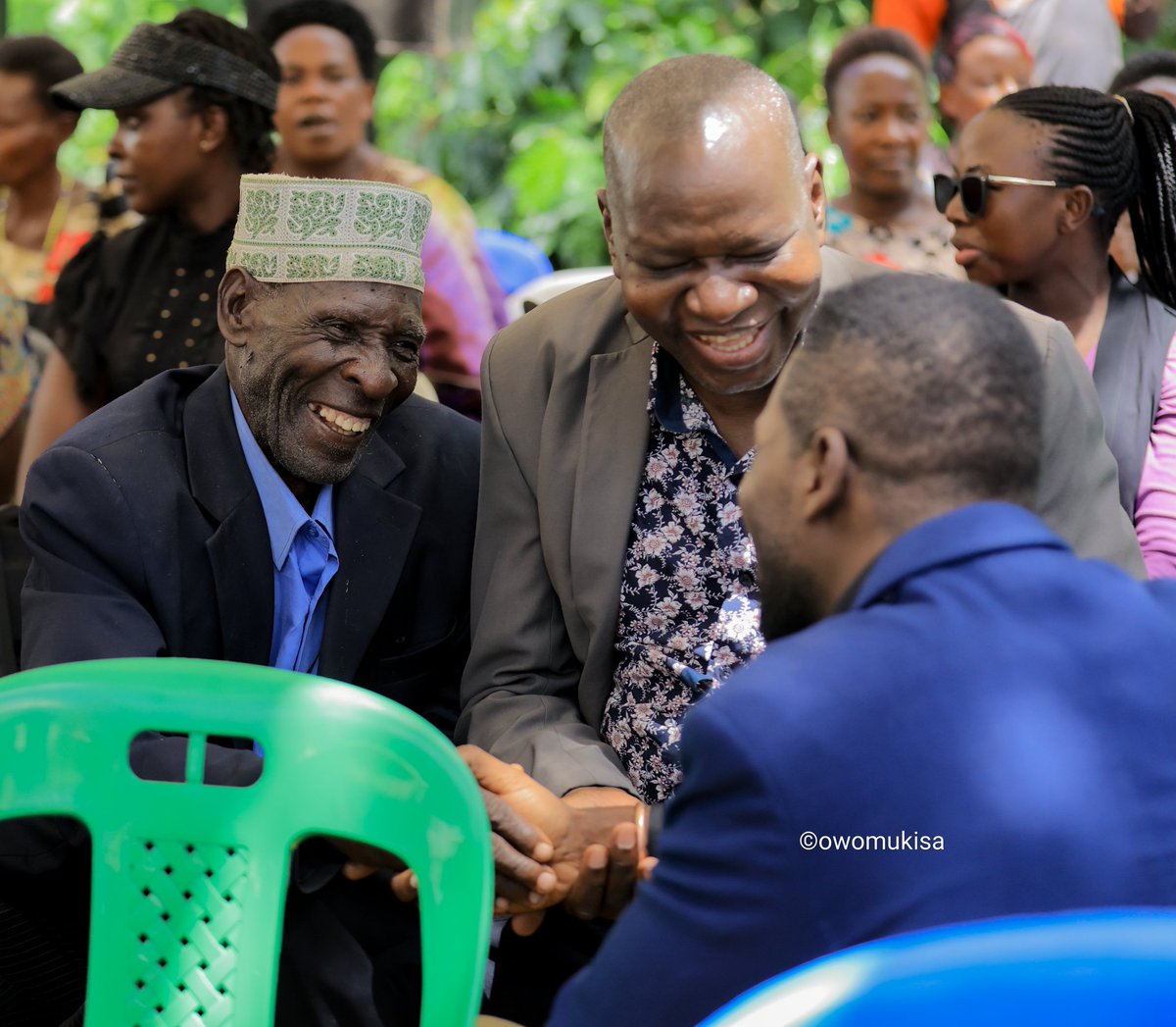 The president, @HEBobiwine, together with  @BarbieItungoK in Gomba district for the burial of his sister Nakyomu Dorothy. May her soul rest in peace 🙏🏿