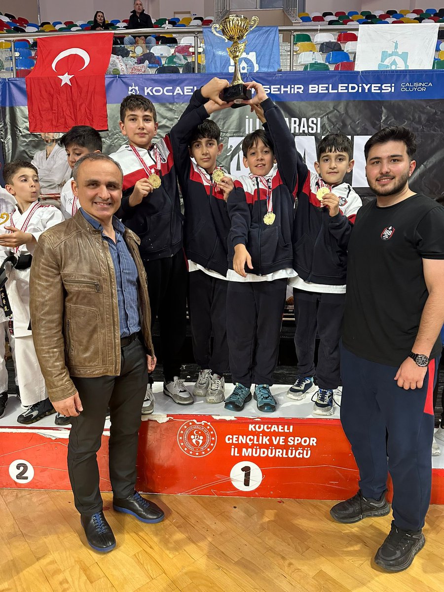 🥋Kocaeli’de 23 şehirden 83 kulüp, 1566 sporcunun katılımıyla düzenlenen İllerarası Karate Ligi Finalinde sporcularımız; 4 altın, 4 gümüş, 2 bronz madalya kazanarak takım halinde ikincilik elde etti.🏆👏👏 Kaan Aslan🥇 Kuzey Dinler🥇 Arda Yıldırım🥇 Erkek Takım Kumite🥇…