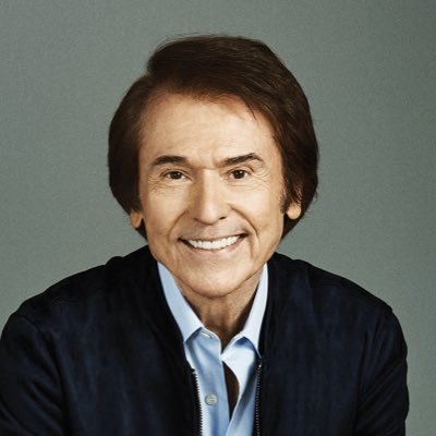 El cantante Raphael @RAPHAELartista cumple 81 años; nació #UnDiaComoHoy 5 de Mayo de 1943 en Linares, Jaen, España.