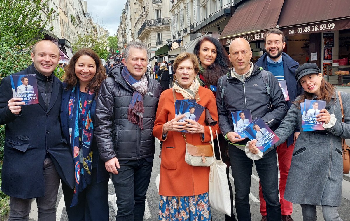 Rue des Martyrs #Paris9 avec @ScarlettSzpiner et @PIERREMAURIN tous derrière la candidature de @fxbellamy 🇪🇺 pour retrouver l'unité de la France et la cohérence de l'Europe.
🗳 @lesRepublicains @LesCentristes_ @Tousadroite