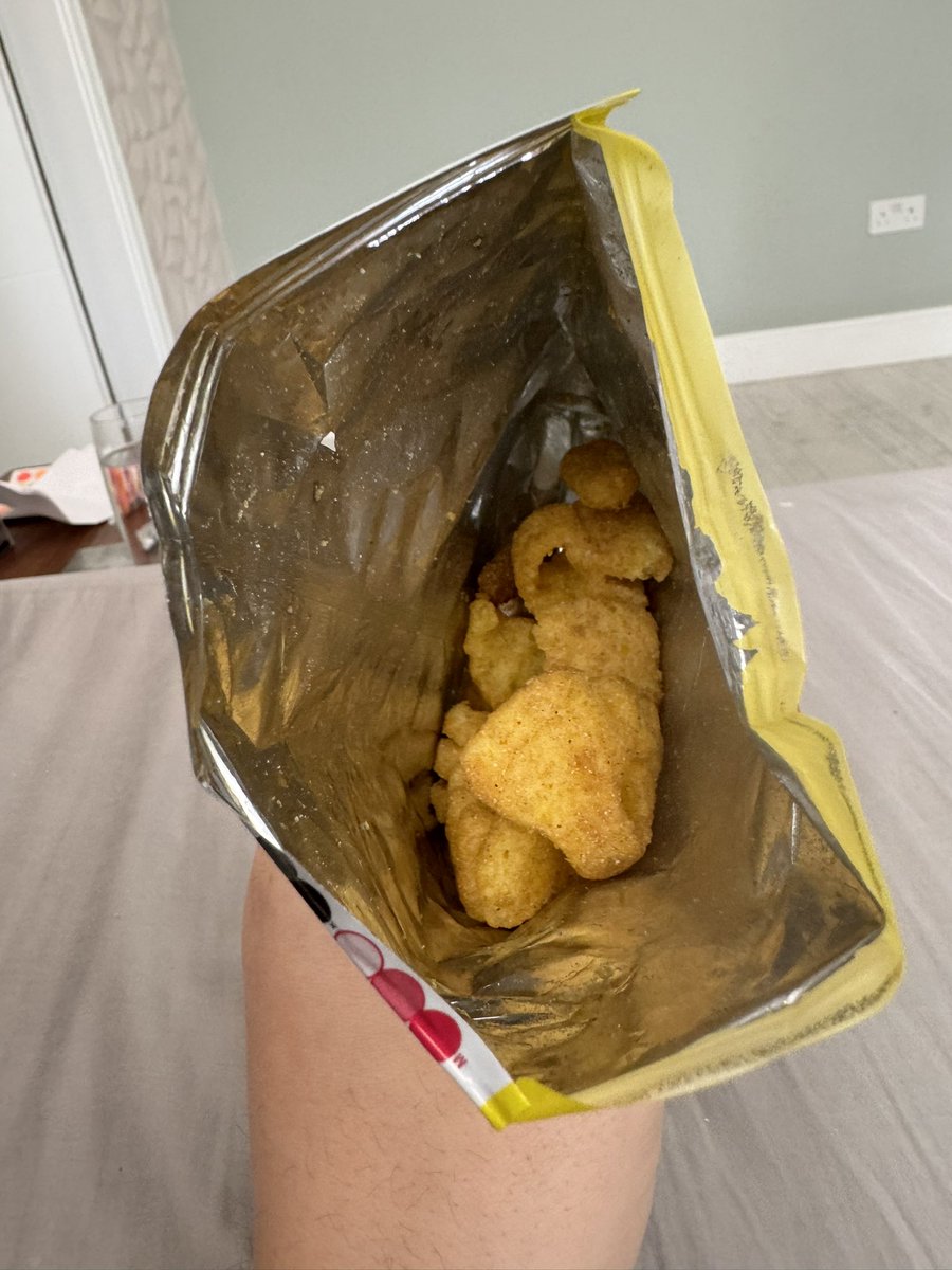 My important posts on crisps are designed as a public service to us all. Newly opened bag of Monster Munch. I count six crisps inside. Come on @walkers_crisps, do better!
