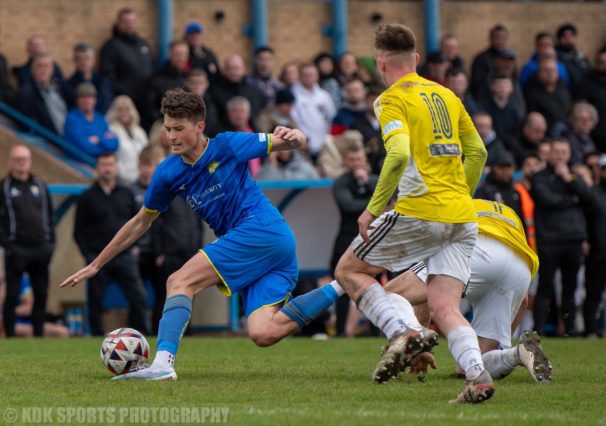KDKSportsPhotos's tweet image. A day of celebrations for the hosts
Despair for the visitors. The highs and lows of the play offs
@NLBIBLE4 @TheGarforthTown v @AlbionSportsAFC 
@MarkCarruthers_ @67_balti @ideventphoto @pro_sportmedia @NCEL @ThePNLP @UKNikon @NonLeagueCrowd 
Full Album➡️ amazon.co.uk/photos/share/i…