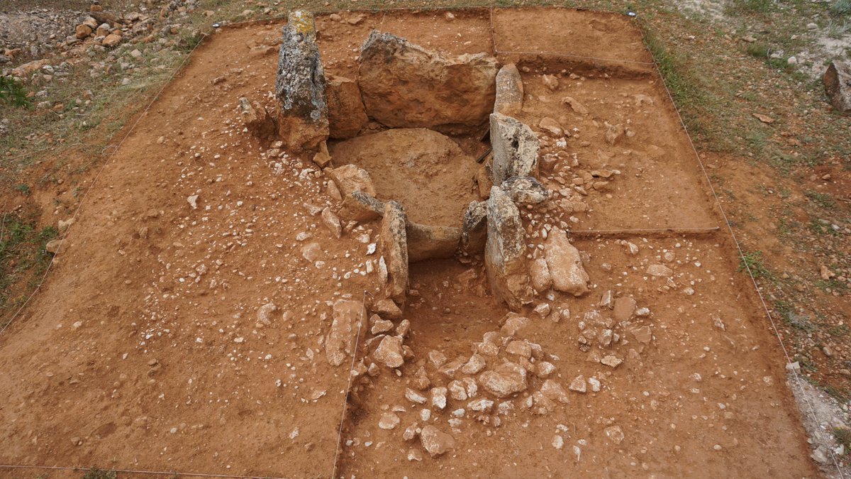 Las sepulturas megalíticas son mucho más que lugares de enterramiento. Son sitios donde se desarrollaron complejos rituales que incorporan las formas de compresión del mundo de estas sociedades, sus creencias, ideología, identidades sociales y culturales. Abrimos🧵interesante