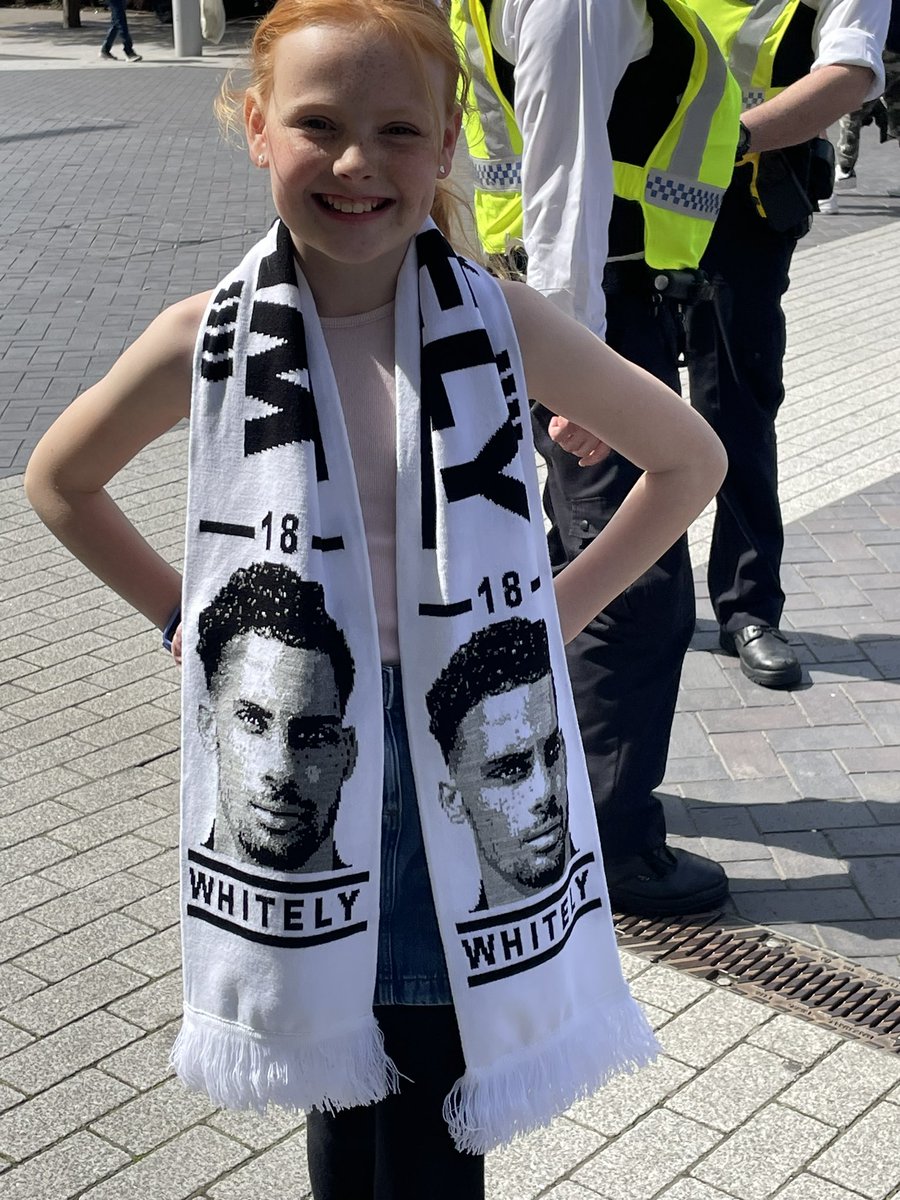 Shirt sponsor and scarf wearer @bromleyfc