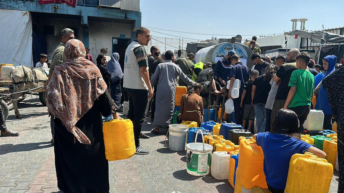 ٥٠٠٠ لتر من المياه النقية يومياً يتم توزيعها لأهلنا في غزة ضمن الجهود الإنسانية المبذولة في إغاثة أهالي قطاع غزة. #لأهلنا_في_غزة