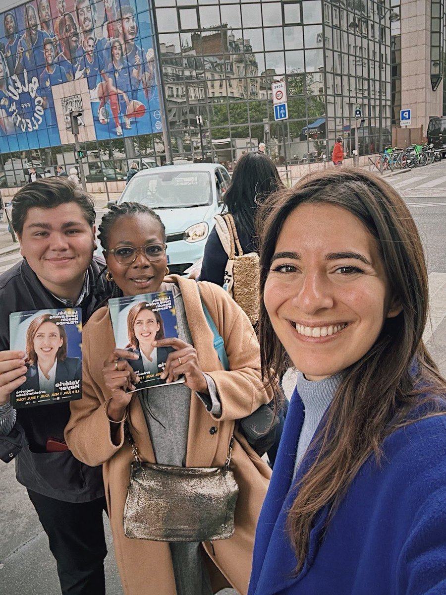 Avec @rachelflore et @Fanta_B au marché Grenelle dans le 15e arrondissement. 🇪🇺 Tous mobilisés derrière @ValerieHayer et nos candidats pour faire gagner l’Europe ! #Europeennnes2024 @HorizonsJeunes