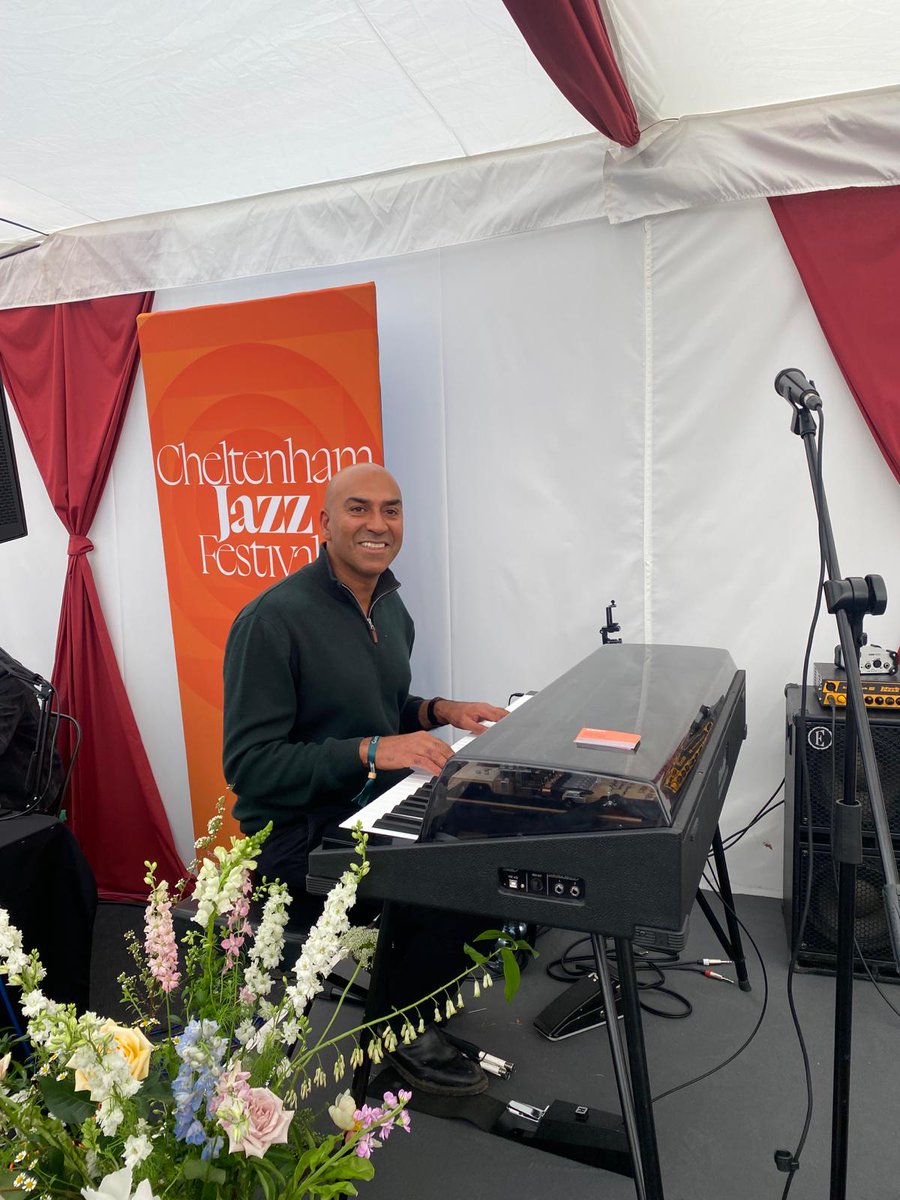 Enjoyed tinkling the electronic ivories at the @cheltfestivals #CheltJazzFest. Thanks #Rhodes that was a great impromtu half hour set...