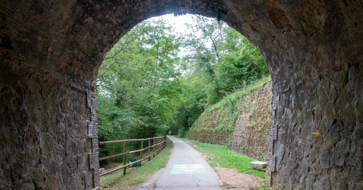 Play this fun quiz & test your knowledge on #SpainRoutes
👉 tinyurl.com/28d3scrm 

Here's a sample question📝:

Guess what the Greenways (Vías Verdes) are?🏞️

a) old railway routes converted into paths🛤️
b) urban cycle paths🚴

#VisitSpain #YouDeserveSpain #SpainEcoTourism