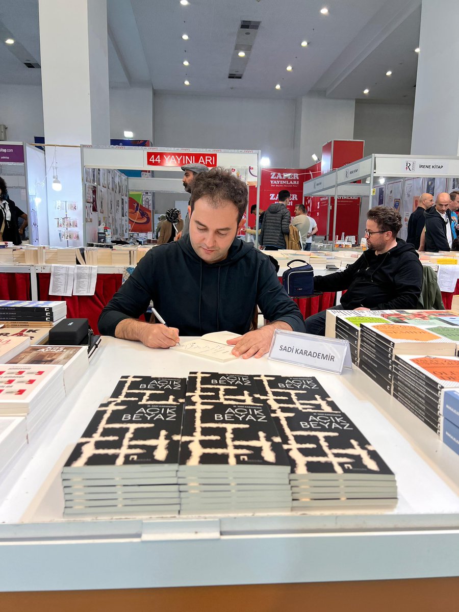 Yazarımız Sadi Karademir’in Ankara Kitap Fuarı imza etkinliği başladı.📚