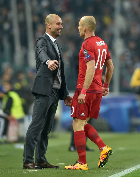 Arjen Robben was at the game yesterday and congratulated the #ManCity dressing room after the victory.

[@Jack_Gaughan]