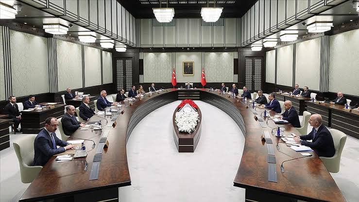 Cumhurbaşkanı Erdoğan, yarın Beştepe'deki kabine toplantısına başkanlık edecek. Toplantıda; ekonomideki son durumun yanı sıra öğretmen atamalarının ele alınması bekleniyor.

#Mülakatsız68BinSözüTutulsun