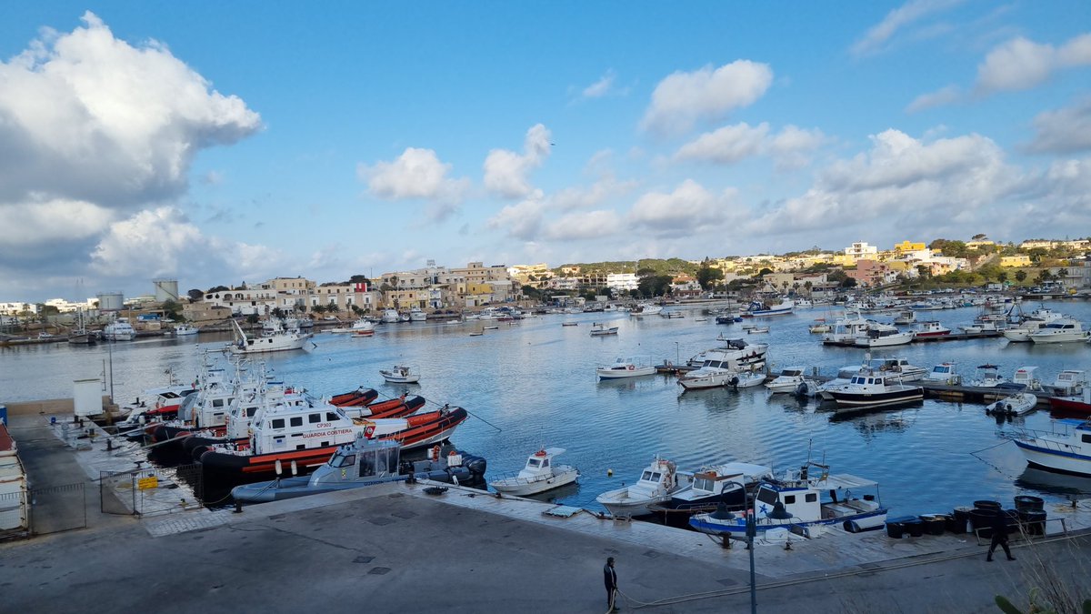 Intanto a #Lampedusa con mare tornato calmo, sono ripresi gli sbarchi . Quasi 450 persone #migranti approdate in 24h . Come da normale amministrazione, arrivi e trasferimenti... arrivi e trasferimenti... arrivi e trasferimenti...