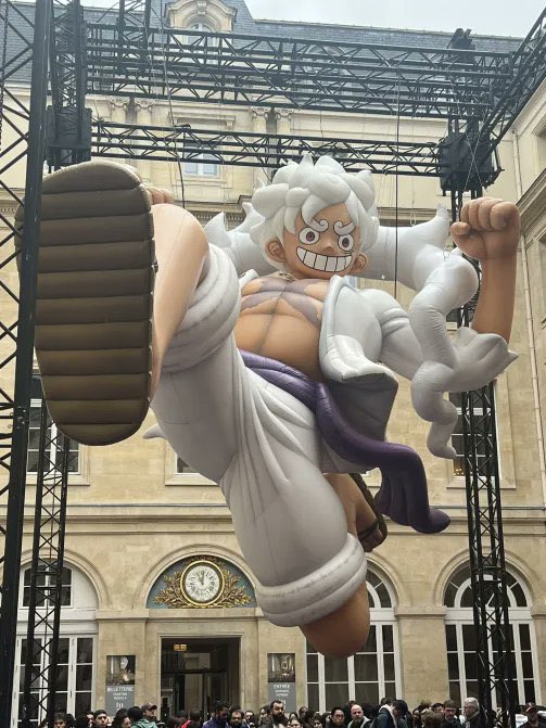 Giant Luffy Gear 5 statue in Paris
