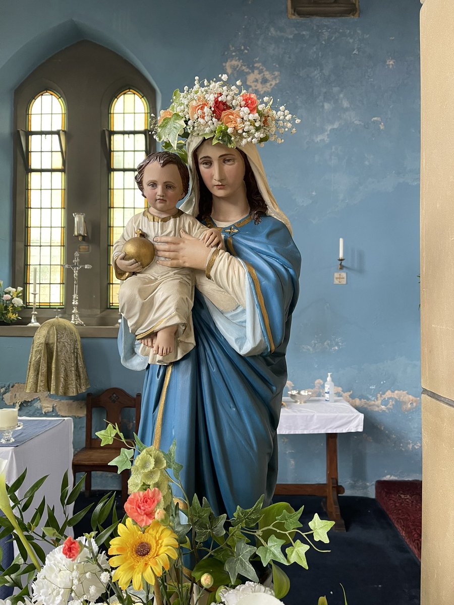 May is Mary’s month. This morning we crowned the statue of Our Lady @SsDandSCF11 @SouthCardiffMA