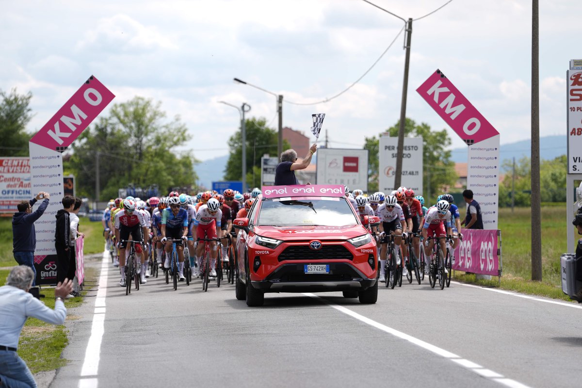 🔥 Many attacks from KM 0 with @fiorebike, @ChampionThomas8 and the Bais brothers, but no breakaway thus far 

#GirodItalia