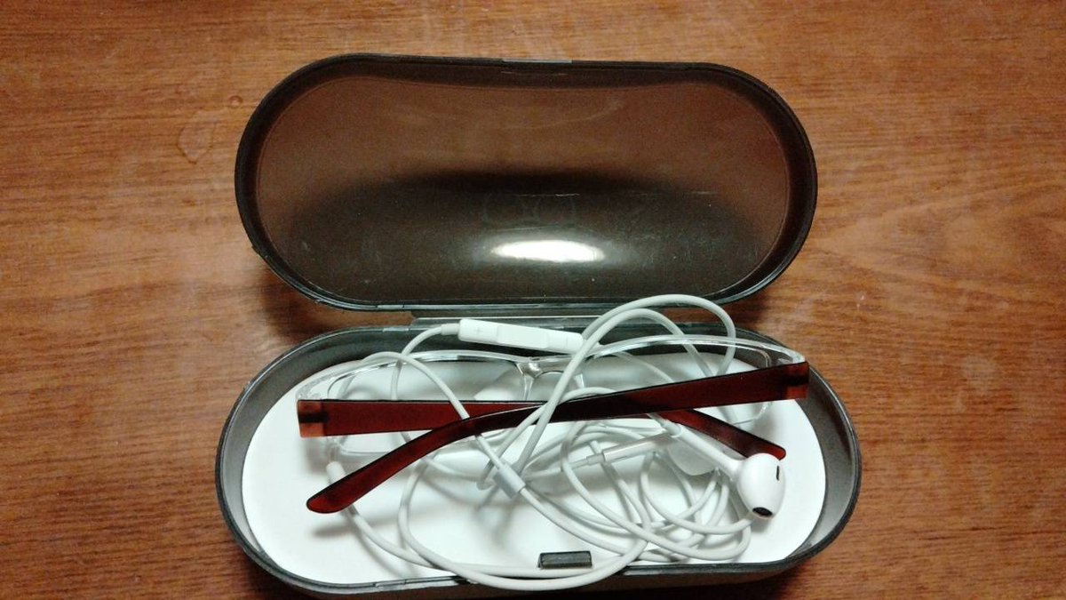 ponimura's tweet image. カケルゴ2024終了後、ニュートン近くの中華料理屋での打ち上げに参加された方へ

皆さんお疲れ様でした
忘れ物と思われるメガネケース（メガネとイヤホンも）を預かっています
心当たりのある方は当方までご連絡ください