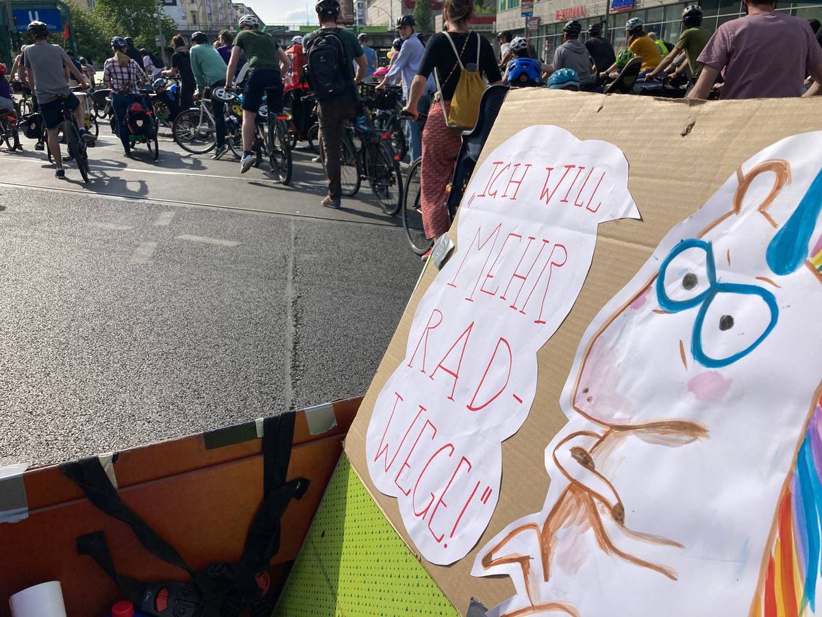 So schön war’s gestern. Zusammen mit den Lichtenberger sind etwa 500 große und kleine Radfahrerinnen auf der Straße gewesen, um für sicheren Verkehr für Kinder zu demonstrieren. 
Zusammen sind wir stark 💪 #KidicalMass