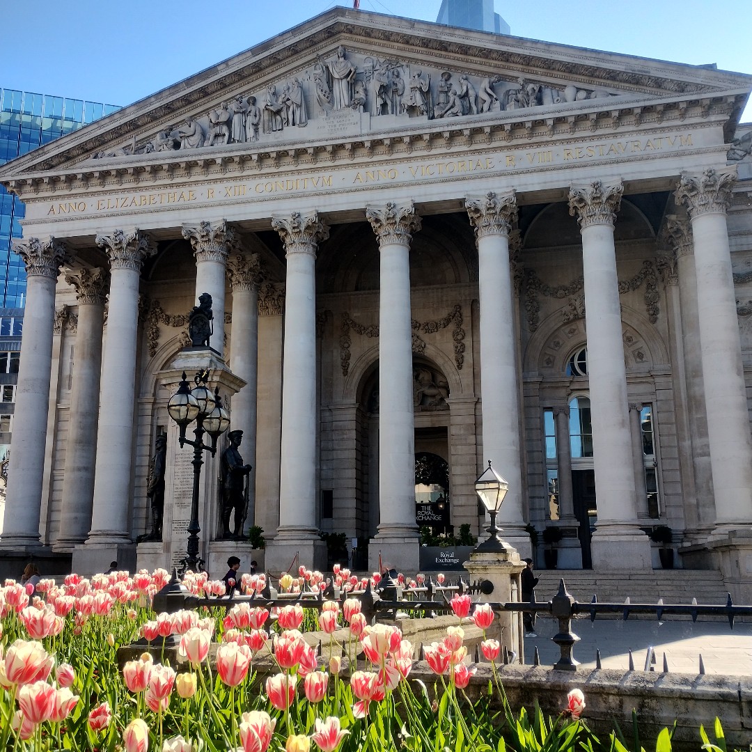 Beautiful blooms, blue skies and sunshine 🌷 🌞 📍 The Royal Exchange, near Bank tube station, EC3V 3LL @REXshopper