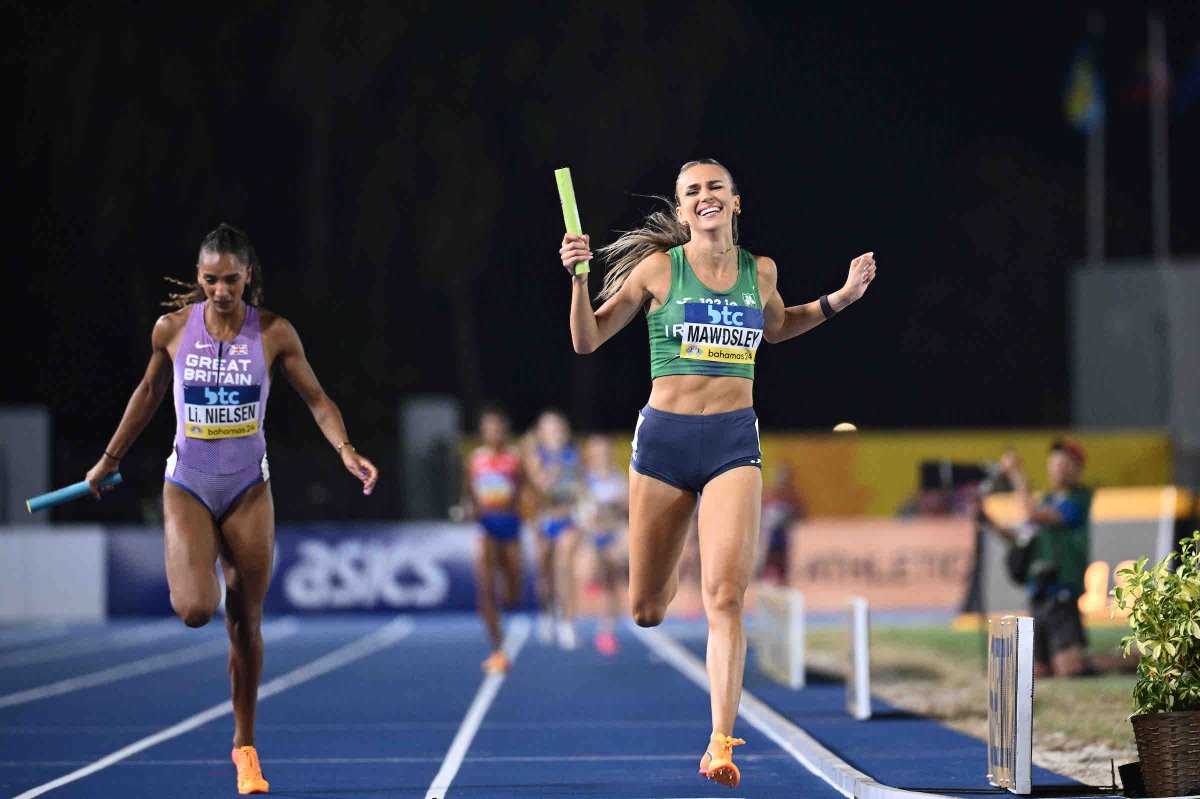 That winning feeling x2 🤩 Sharlene Mawdsley anchoring Ireland to victory in the heats of the Mixed 4x400m and Women’s 4x400m at the World Athletics Relays in the Bahamas 🇧🇸 Both teams secured Olympic qualification in style 🙌🏻 #WorldRelays #IrishAthletics