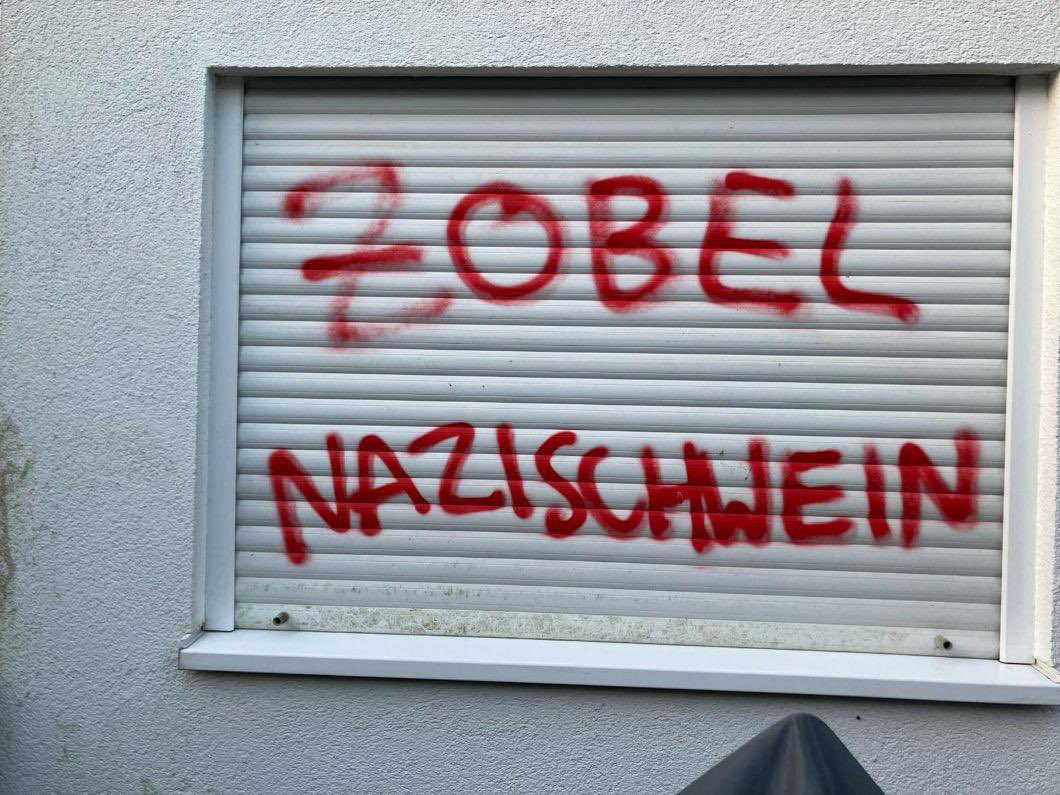 Kennt jemand Sven Ebert? AfD-Lokalpolitiker aus Sachsen-Anhalt, dessen Fuhrpark vor zwei Wochen ausgebrannt ist; mutmaßlich linke Täter verursachten einen existenzbedrohenden sechsstelligen Schaden. Oder kennt jemand Marius Beyer? Ebenfalls AfD-Lokalpolitiker. »Nazischwein – Wir