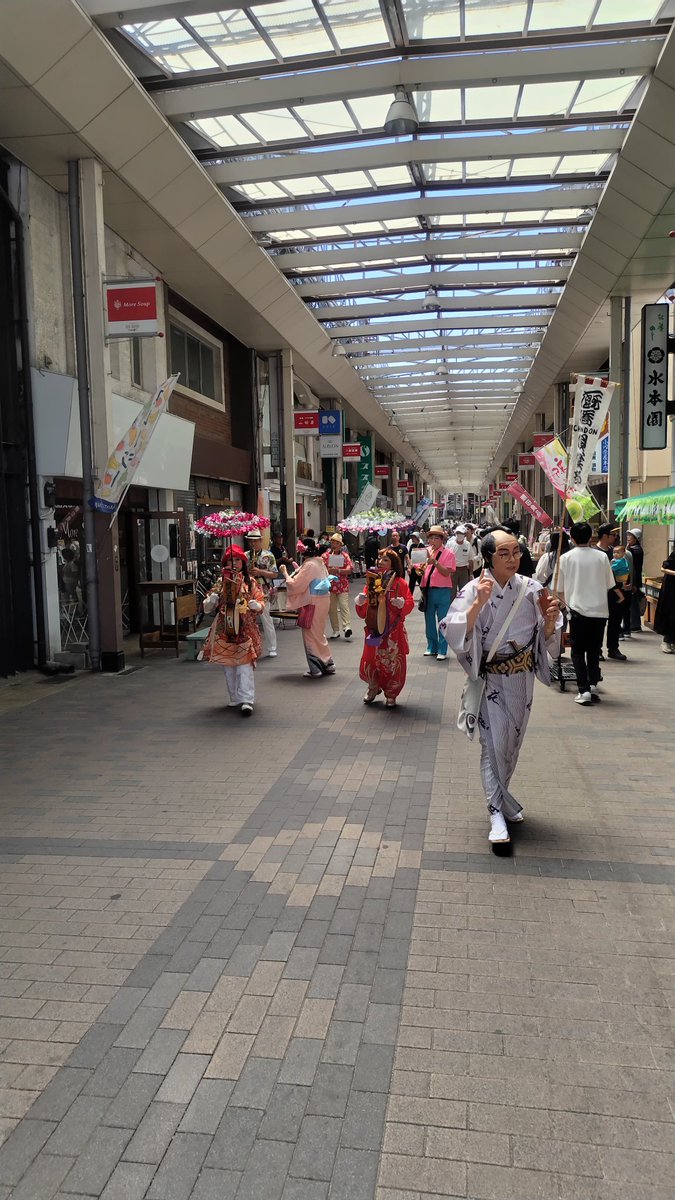 群馬県　前橋中央通り商店街　FMGUNMAツナガリズム祭り　(前橋のマスコットキャラクターころとん、群馬のご当地アイドルあかぎ団のライブパフォーマンスは超満員で大変盛り上がりました👍サンシャイン池崎さんの超ハイテンション芸もめっちゃ笑えました😄みなさんありがとうございました✌️)