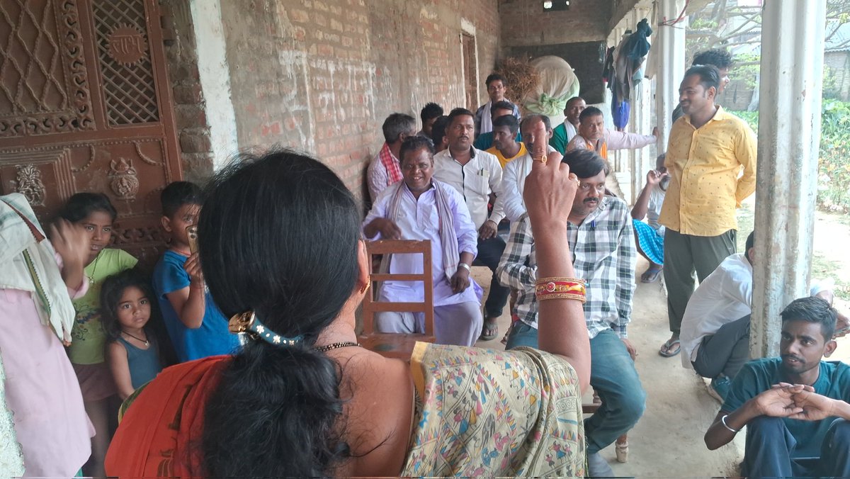 DharmshilaBJP12's tweet image. आज झंझारपुर संसदीय क्षेत्र स्थित धोबियाही के मतदाता मालिकों से संवाद कर जदयू प्रत्याशी माननीय सांसद श्री रामप्रित मंडल जी को तीर के निशान पर वोट देकर देश के यशस्वी प्रधानमंत्री आदरणीय श्री Narendra Modi जी के हाथ को मजबूत करने की अपील किए। #MyFirstVoteForModi #DharmshilaGupta