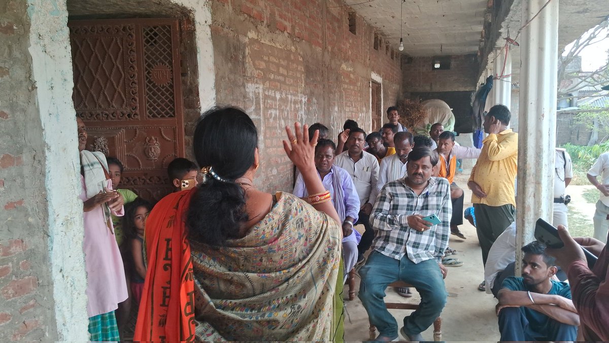 DharmshilaBJP12's tweet image. आज झंझारपुर संसदीय क्षेत्र स्थित धोबियाही के मतदाता मालिकों से संवाद कर जदयू प्रत्याशी माननीय सांसद श्री रामप्रित मंडल जी को तीर के निशान पर वोट देकर देश के यशस्वी प्रधानमंत्री आदरणीय श्री Narendra Modi जी के हाथ को मजबूत करने की अपील किए। #MyFirstVoteForModi #DharmshilaGupta