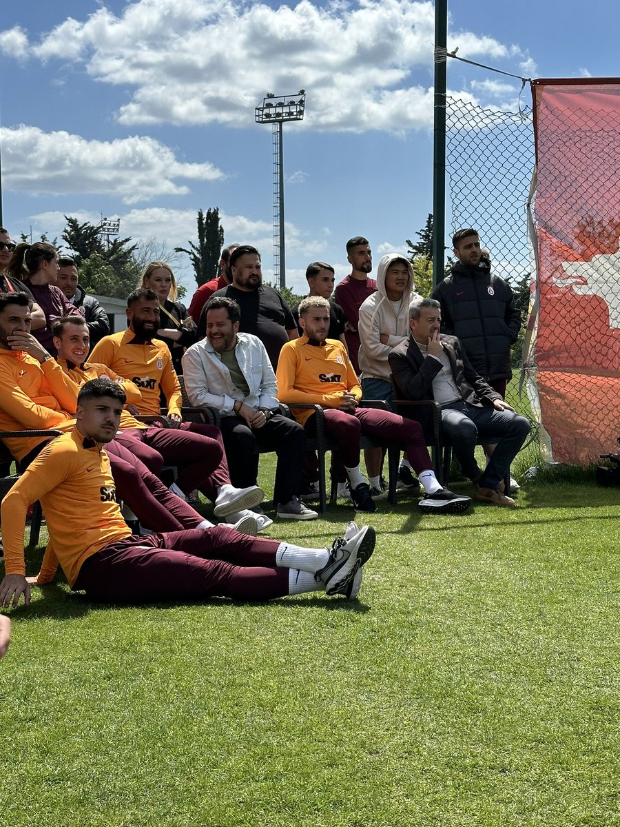Erden Timur ve İbrahim Hatipoğlu Kadınlar maçını Galatasaraylı futbolcularla izliyor
