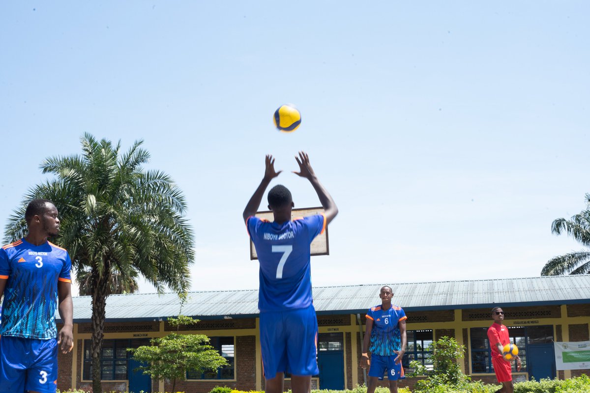UMURENGE KAGAME CUP. Umuyobozi w'Umujyi wa Kigali @dusengiyumvas ari kumwe n'Umuyobozi Nshingwabikorwa w'Akarere @a_mutsinzi barimo gusuhuza abakinnyi b'Akarere ka Kicukiro na @NgomaDistrict bagiye gukina umukino wanyuma muri Volleyball 🏐.