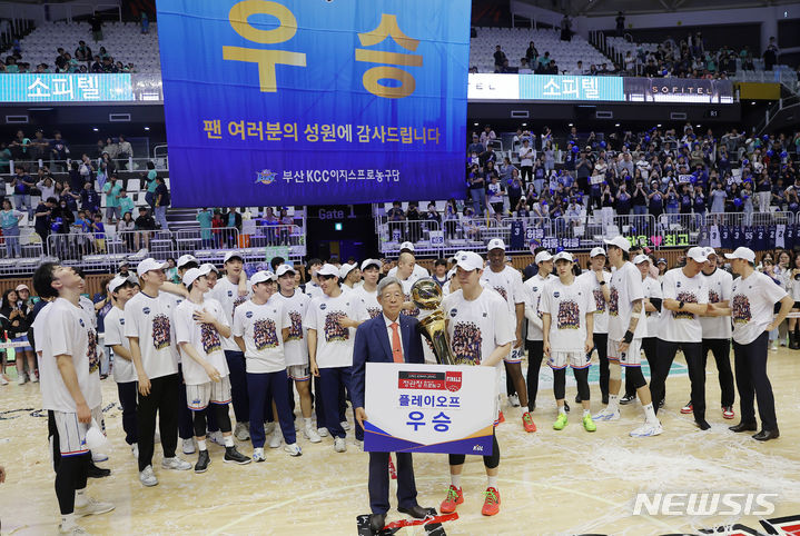 How it Started <> How it Ended

🇰🇷🏀🟦🎉🏆🎊🥳🥂