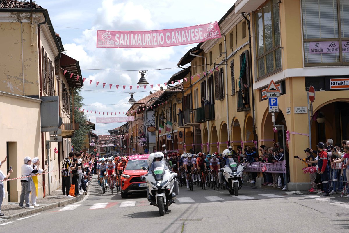 🏁 150 KM 5️⃣ 🚴‍♂️ < 1'00’’ < 🚴‍♂️🚴‍♂️🚴‍♂️🚗 🇮🇹 Martin Marcellusi (VBF) 🇮🇹 Andrea Piccolo (EFE) 🇮🇹 💜 @Fiorebike (VBF) 🇮🇹 @Davide_Bais (PTK) 🇮🇹 Christian Scaroni (AST) #GirodItalia